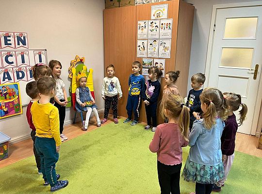 Dzieci śpiewają sto lat