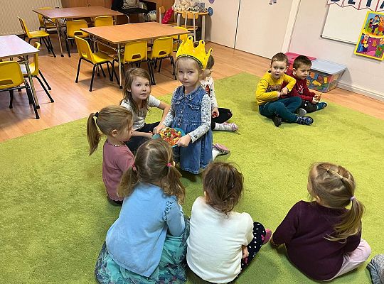 Jubilatka częstuje dzieci cukierkami