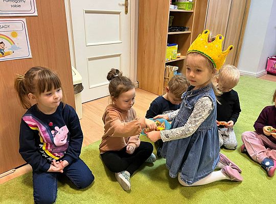 Jubilatka częstuje dzieci cukierkami