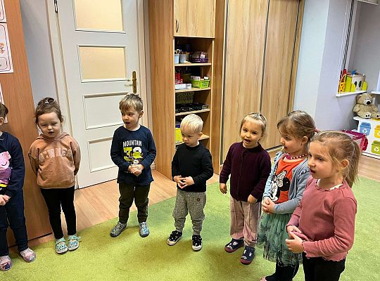 Dzieci śpiewają sto lat