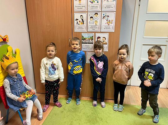 Dzieci śpiewają sto lat