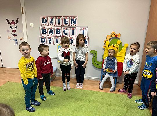 Dzieci śpiewają sto lat