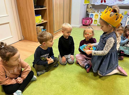 Jubilatka częstuje dzieci cukierkami