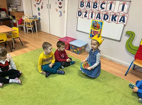 Jubilatka częstuje dzieci cukierkami