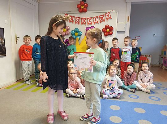 Koleżanka składa życzenia urodzinowe Kornelce