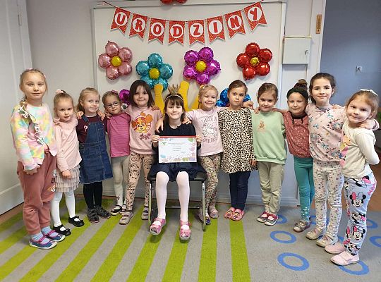 Kornelka w otoczeniu koleżanek z grupy