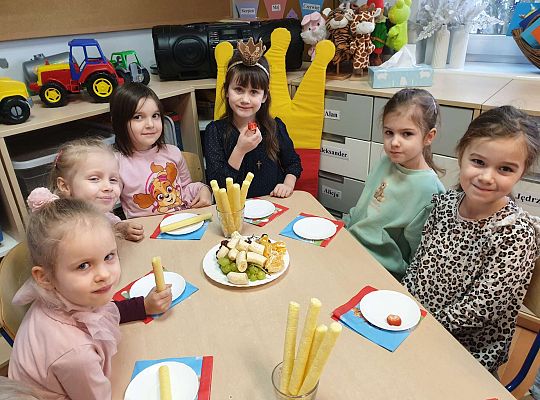 Jubilatka Z koleżankami przy stole z owocami