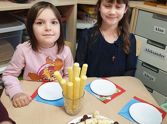 Kornelka z koleżanką przy stole