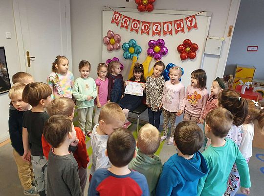 Wspólne odśpiewanie "Sto lat" dla jubilatki