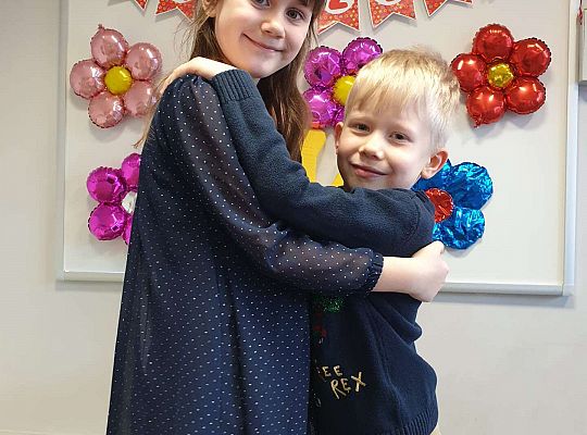 Kornelka odbiera życzenia od kolegi