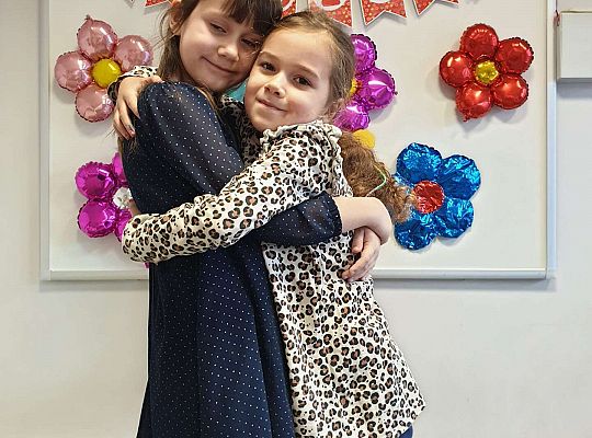 Koleżanka składa życzenia jubilatce