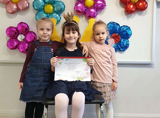 Jubilatka z dwoma koleżankami