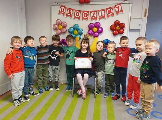 Kornelka  w otoczeniu kolegów z grupy