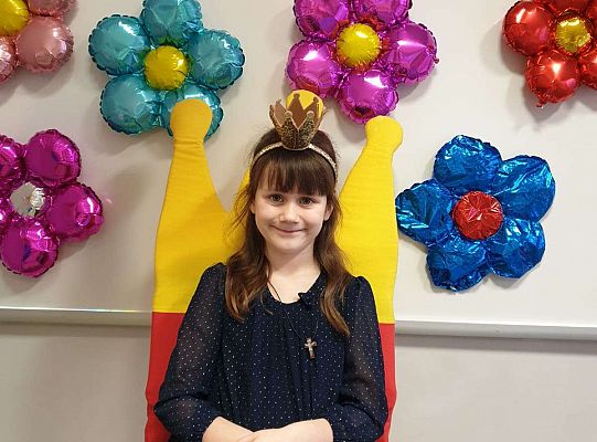 Kornelka siedzi na urodzinowym tronie