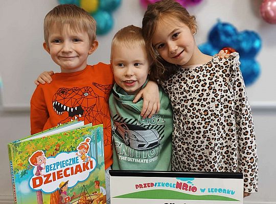 Olek z koleżanką i kolegą z prezentami