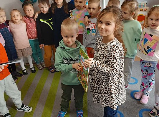 Koleżanka wręcza Olkowi prezent od grupy