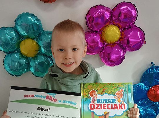 Olek pokazuje swoje prezenty