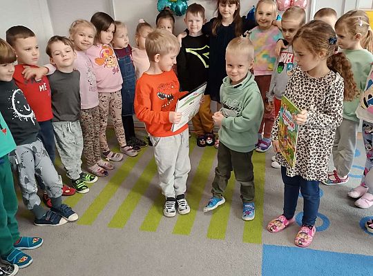 Dzieci wręczają prezenty pożegnalne Olkowi