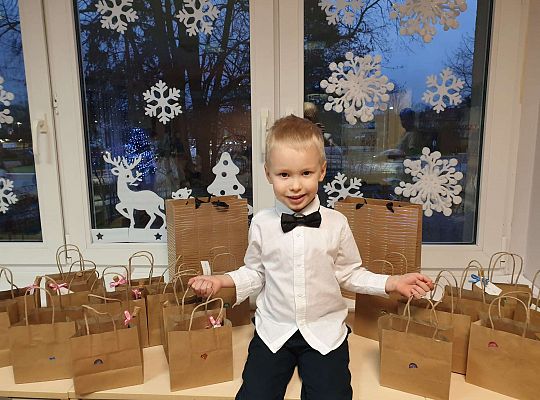 Olek prezentuje prezenty dla kolegów i koleżanek z grupy