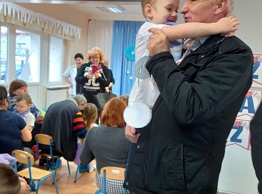 Dzieci wręczają upominki zaproszonym babciom i dziadkom