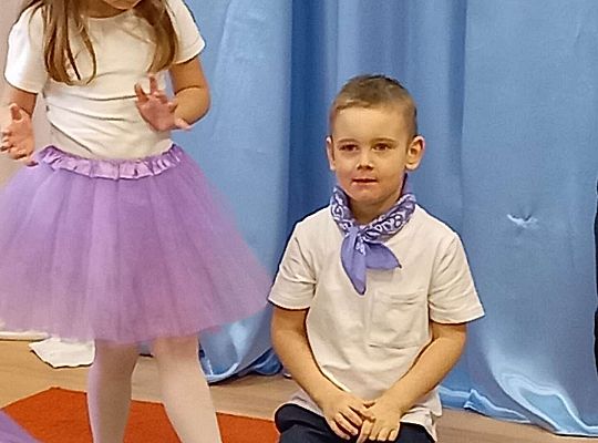 Dzieci tańczą dla zaproszonych gości