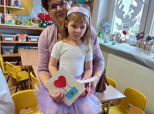 Dzieci wręczają upominki zaproszonym babciom i dziadkom