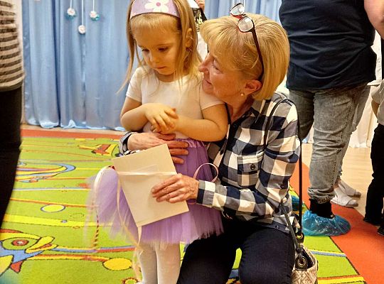 Dzieci wręczają upominki zaproszonym babciom i dziadkom