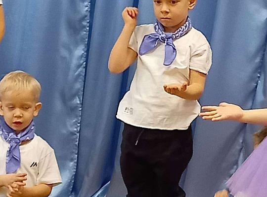 Dzieci tańczą dla zaproszonych gości