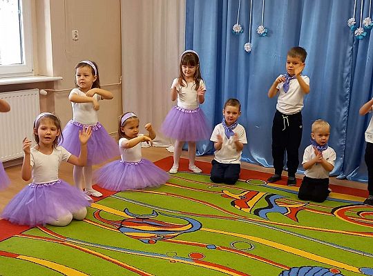 Dzieci tańczą dla zaproszonych gości