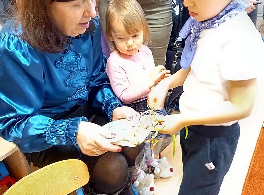 Dzieci wręczają upominki zaproszonym babciom i dziadkom