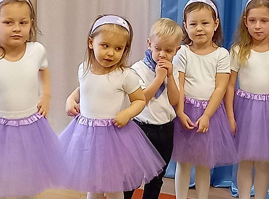 Dzieci śpiewają sto lat