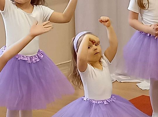 Dzieci tańczą dla zaproszonych gości