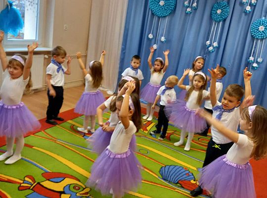 Dzieci tańczą dla zaproszonych gości