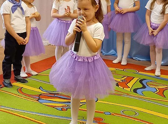 Dzieci recytują wierszyk