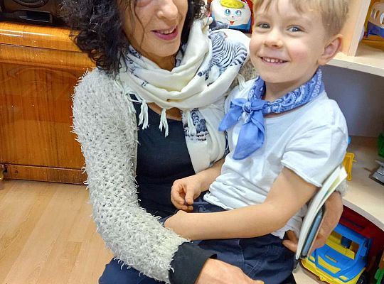 Dzieci wręczają upominki zaproszonym babciom i dziadkom