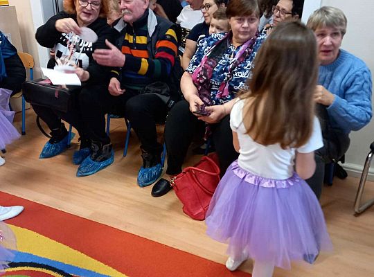 Dzieci wręczają upominki zaproszonym babciom i dziadkom