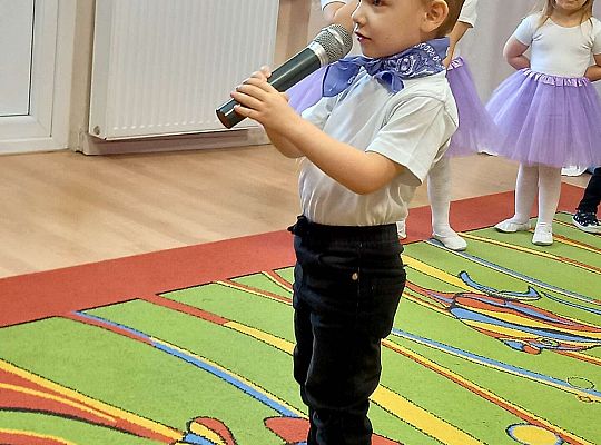 Dzieci recytują wierszyk