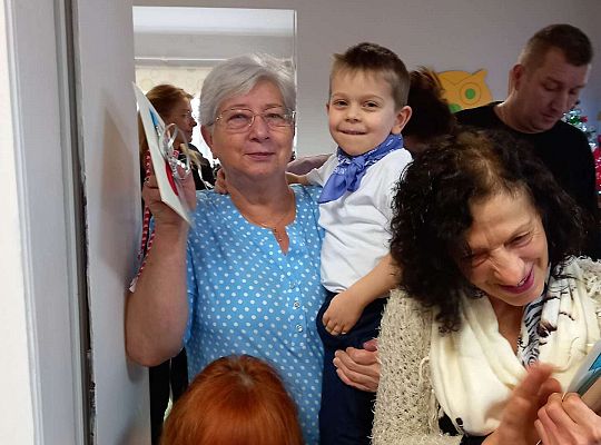 Przedszkolaki ze swoimi dziadkami