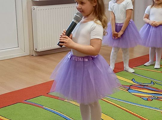 Dzieci recytują wierszyk