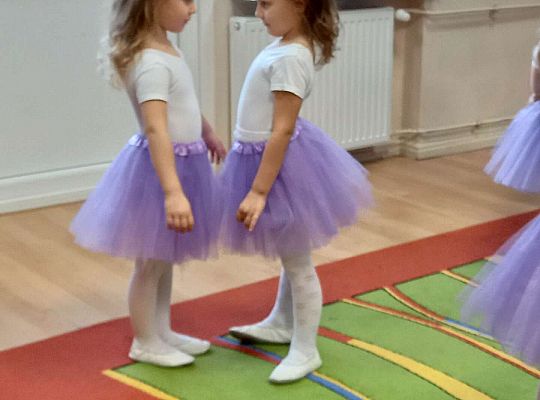 Dzieci tańczą dla zaproszonych gości