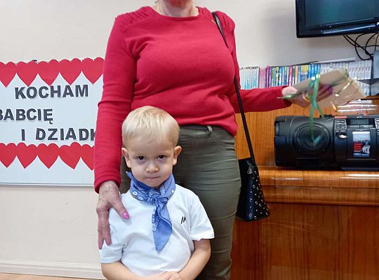 Przedszkolaki ze swoimi dziadkami