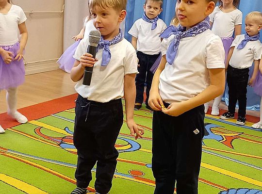 Dzieci recytują wierszyk