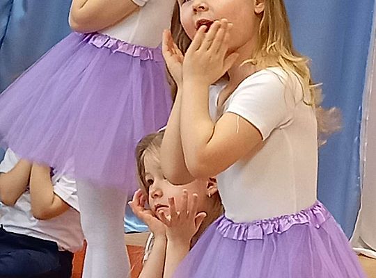 Dzieci tańczą dla zaproszonych gości