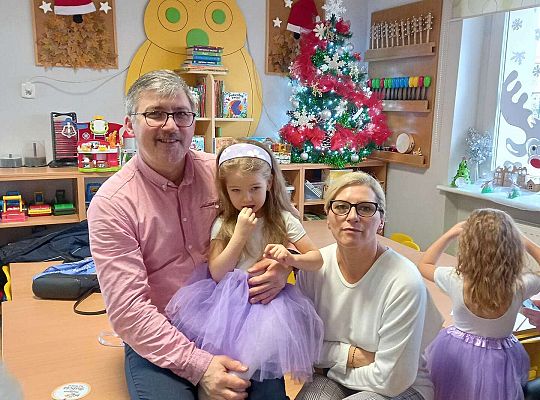 Przedszkolaki ze swoimi dziadkami