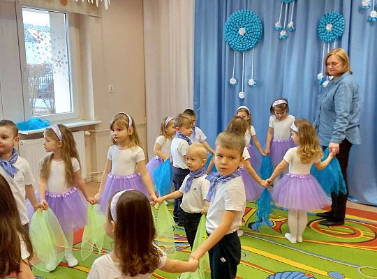 Dzieci tańczą dla zaproszonych gości