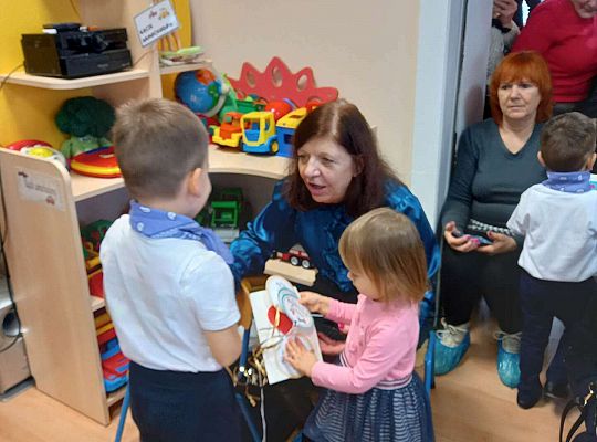 Dzieci wręczają upominki zaproszonym babciom i dziadkom