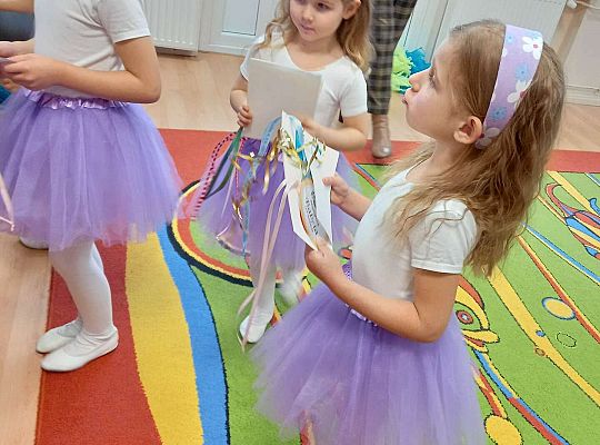 Dzieci wręczają upominki zaproszonym babciom i dziadkom