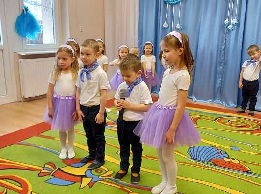 Dzieci recytują wierszyk