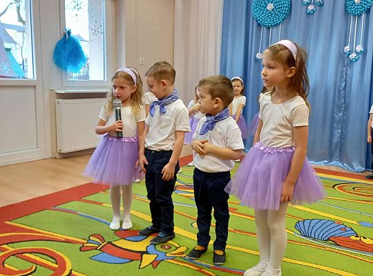 Dzieci recytują wierszyk