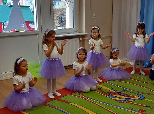 Dzieci tańczą dla zaproszonych gości